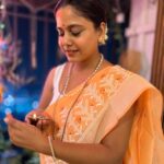 Hemangi Kavi Instagram - 🪔❤️🌟🎁🌌 and some mandatory clicks! Pc: #आमचामाणूस #आमचेहेओ 🥰 #happydiwali #diwali2023 #शुभदीपावली #कवीहुँमैं #हेमांगीकवी #तीसावळीगं #kavihunmain #hemangikavi #thatduskywoman #trending Mumbai, Maharashtra