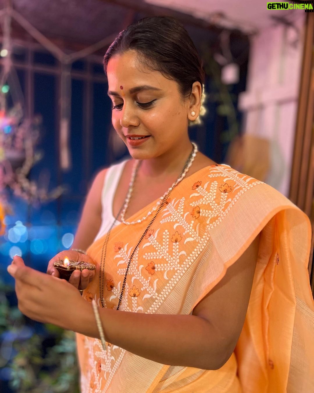 Hemangi Kavi Instagram - 🪔❤️🌟🎁🌌 and some mandatory clicks! Pc: #आमचामाणूस #आमचेहेओ 🥰 #happydiwali #diwali2023 #शुभदीपावली #कवीहुँमैं #हेमांगीकवी #तीसावळीगं #kavihunmain #hemangikavi #thatduskywoman #trending Mumbai, Maharashtra