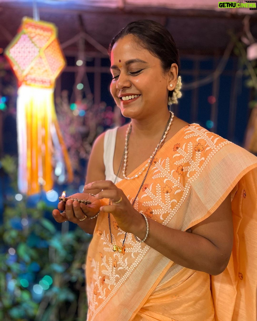 Hemangi Kavi Instagram - 🪔❤️🌟🎁🌌 and some mandatory clicks! Pc: #आमचामाणूस #आमचेहेओ 🥰 #happydiwali #diwali2023 #शुभदीपावली #कवीहुँमैं #हेमांगीकवी #तीसावळीगं #kavihunmain #hemangikavi #thatduskywoman #trending Mumbai, Maharashtra
