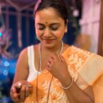 Hemangi Kavi Instagram - 🪔❤️🌟🎁🌌 and some mandatory clicks! Pc: #आमचामाणूस #आमचेहेओ 🥰 #happydiwali #diwali2023 #शुभदीपावली #कवीहुँमैं #हेमांगीकवी #तीसावळीगं #kavihunmain #hemangikavi #thatduskywoman #trending Mumbai, Maharashtra