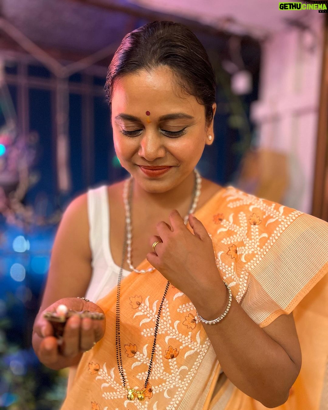 Hemangi Kavi Instagram - 🪔❤️🌟🎁🌌 and some mandatory clicks! Pc: #आमचामाणूस #आमचेहेओ 🥰 #happydiwali #diwali2023 #शुभदीपावली #कवीहुँमैं #हेमांगीकवी #तीसावळीगं #kavihunmain #hemangikavi #thatduskywoman #trending Mumbai, Maharashtra