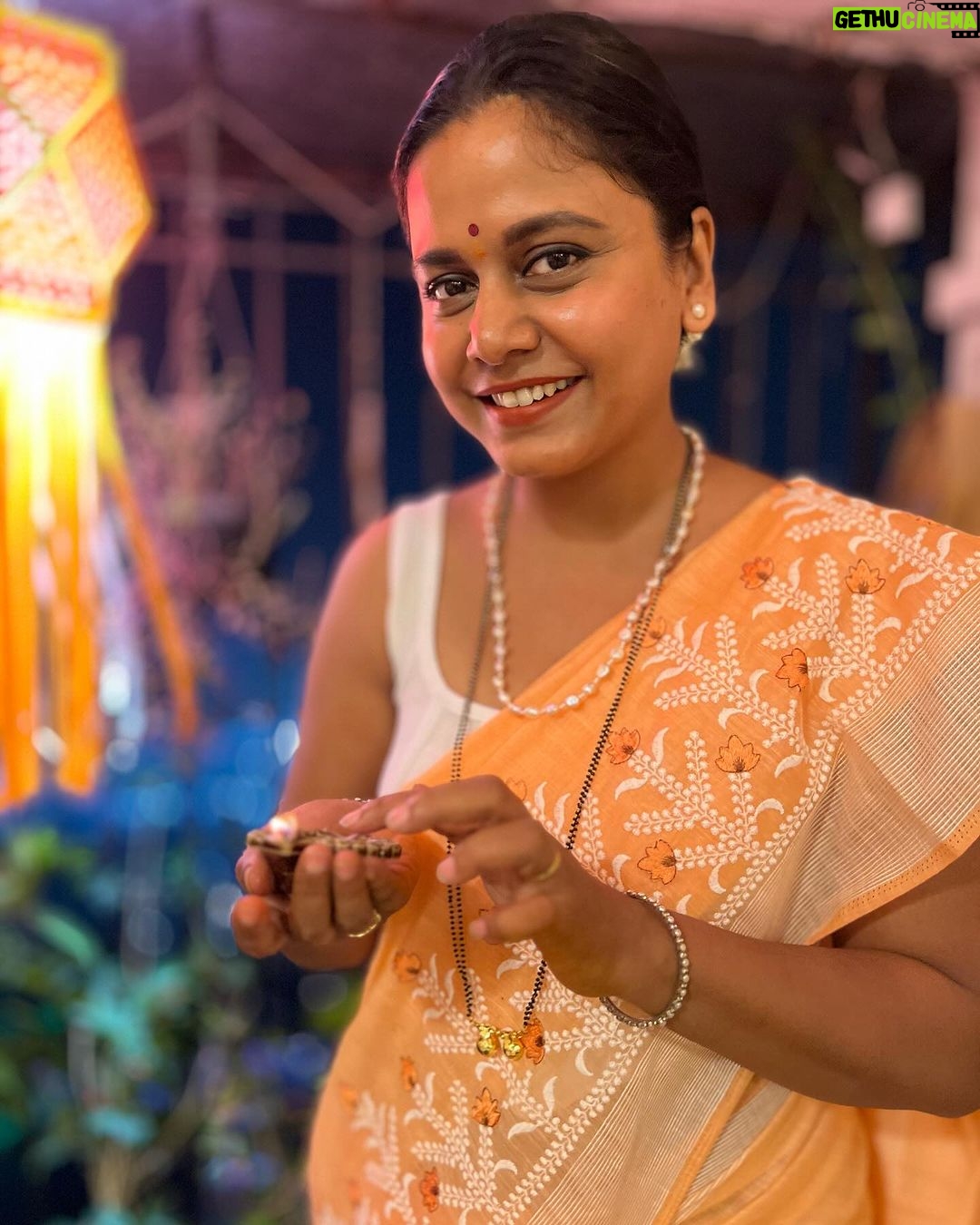 Hemangi Kavi Instagram - 🪔❤️🌟🎁🌌 and some mandatory clicks! Pc: #आमचामाणूस #आमचेहेओ 🥰 #happydiwali #diwali2023 #शुभदीपावली #कवीहुँमैं #हेमांगीकवी #तीसावळीगं #kavihunmain #hemangikavi #thatduskywoman #trending Mumbai, Maharashtra