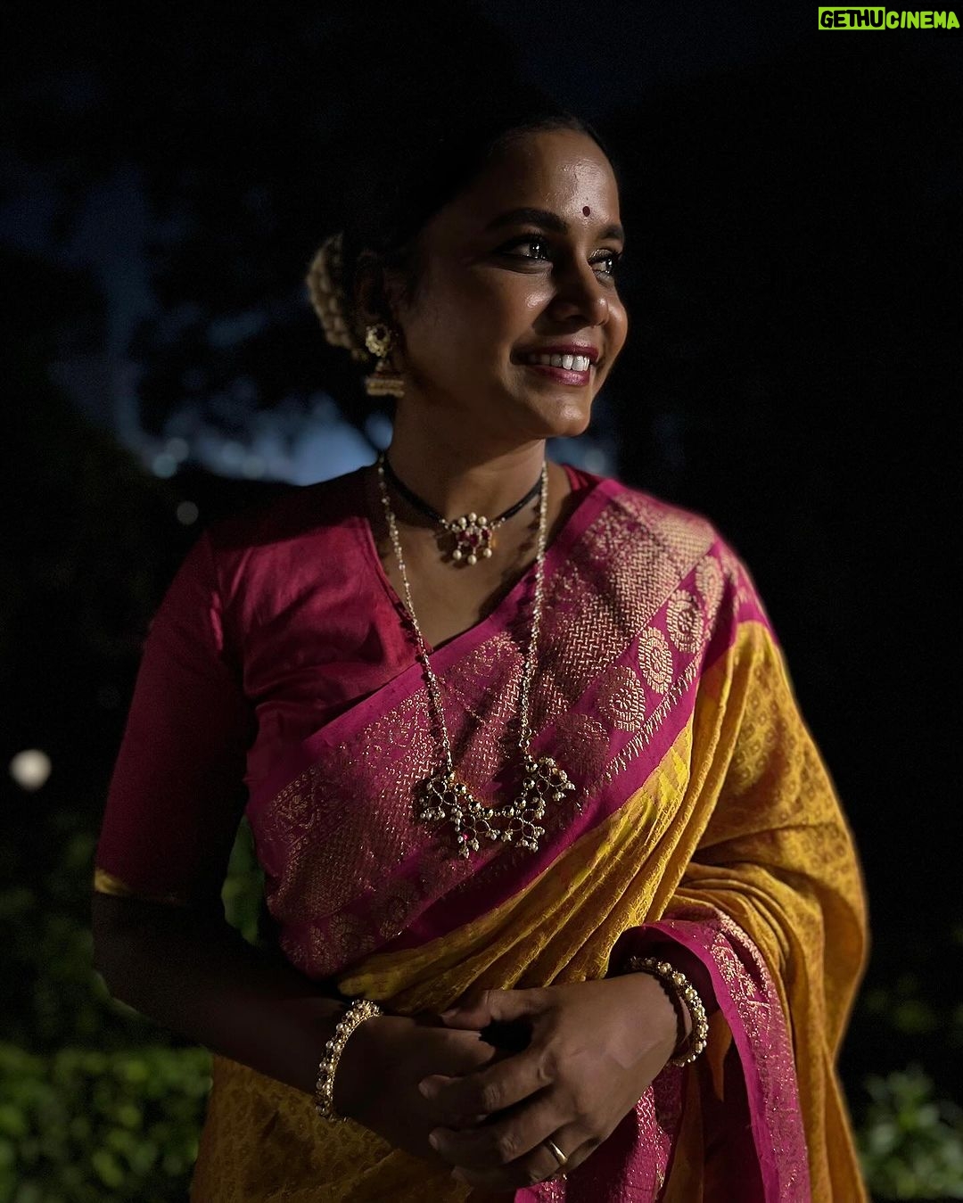 Hemangi Kavi Instagram - Magic of low light by आमचा माणूस 🙈❤️ and #happysmileday to all of you! #कवीहुँमैं #हेमांगीकवी #तीसावळीगं #kavihunmain #hemangikavi #thatduskywoman #trending #noedit #iphoneonly Malabar Hill, Maharashtra, India