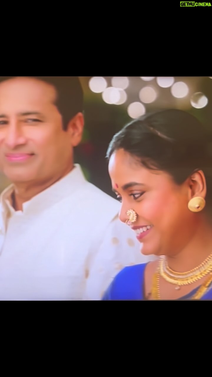 Hemangi Kavi Instagram - रिश्ता टूटने की आवाज नहीं होती, होता है दर्द! ऐसा दर्द जो वक्त के साथ कम जरूर होता है लेकिन कभी मिटता नहीं! फैसला कोई एक ले लेता है और सजा दुसरा काटता है! 💔 Dekhiye #KaiseMujheTumMilGaye har roj raat 10 baje sirf @zeetv par. #kmtmg #bhavanichitnis #jayeshchitnis #amrutabhavanichitnis #abc #AmukiAai #TeamAai #AmukeBaba #TeamBaba Cover: @zeeshanali.pk ❤️ Lyricist: Saleem Kausar 🙏🏽 Original Singer & Composer: Ghulam Ali 🙏🏽 Mumbai, Maharashtra