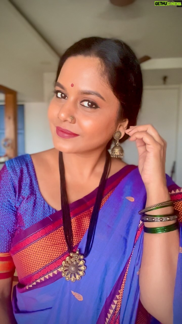 Hemangi Kavi Instagram - Chala #Viral kara aata he sunder #marathi gana! ❤️ one of my favourite songs! @sureshwadkarofficial @asha.bhosle 🥰 #कवीहुँमैं #हेमांगीकवी #तीसावळीगं #kavihunmain #hemangikavi #thatduskywoman #trending #marathisong #sureshwadkar #ashabhosle Mumbai, Maharashtra