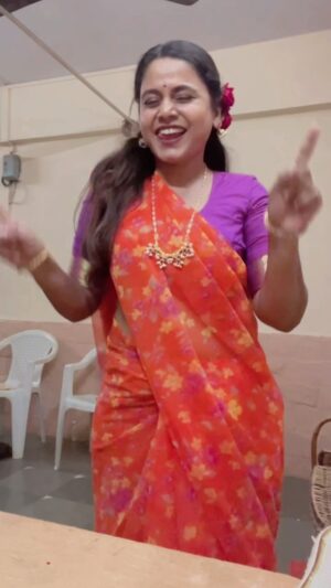 Hemangi Kavi Instagram - गोडीला की पोरीला? 💁🏽‍♀️ तुम्हांला काय ऐकू येतंय! 🤔 

#कवीहुँमैं #हेमांगीकवी #तीसावळीगं #kavihunmain #hemangikavi #thatduskywoman #trending #sangayaporila🥰
