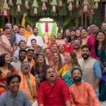 Hemangi Kavi Instagram - आपल्या महाराष्ट्र राज्याचे मुख्यमंत्री श्री एकनाथजी शिंदेसाहेब यांच्या शासकिय निवासस्थानी म्हणजेच ‘वर्षा’ बंगल्यावर मराठी कलाकारांच्या हस्ते आपल्या लाडक्या बाप्पाची वाजतगाजत आरती! @cmomaharashtra_ @mieknathshinde @drshrikantshinde @mangeshdesaiofficial #chiefministerofmaharashtra #shreeeknathshindesaheb #माननीय #मुख्यमंत्री Varsha Bungalow, , Malabar Hill