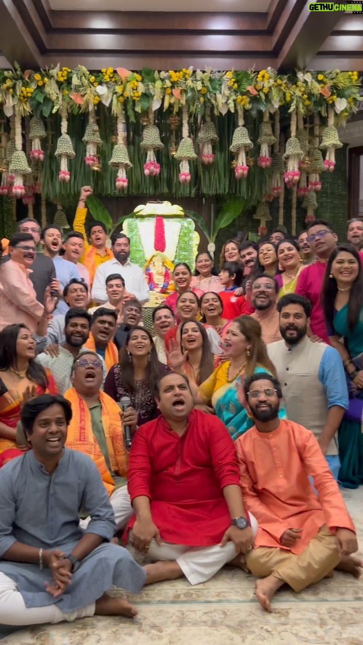 Hemangi Kavi Instagram - आपल्या महाराष्ट्र राज्याचे मुख्यमंत्री श्री एकनाथजी शिंदेसाहेब यांच्या शासकिय निवासस्थानी म्हणजेच ‘वर्षा’ बंगल्यावर मराठी कलाकारांच्या हस्ते आपल्या लाडक्या बाप्पाची वाजतगाजत आरती! @cmomaharashtra_ @mieknathshinde @drshrikantshinde @mangeshdesaiofficial #chiefministerofmaharashtra #shreeeknathshindesaheb #माननीय #मुख्यमंत्री Varsha Bungalow, , Malabar Hill