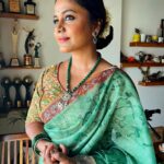 Hemangi Kavi Instagram - काय योगायोग! या photos ला कुठलं गाणं ठेवायचं विचार करत असताना हे गाणं सुचलं आणि आठवलं अरे आज तर २६ सप्टेंबर. देव आनंदचा birthday! माझा २६ ॲागस्ट आणि बरोबर एका महीन्याने देवचा म्हणून पक्कं लक्षात आहे! माझ्या मम्मी- पप्पांचा अत्यंत आवडता Hero! त्यांचे सिनेमे, त्यांची गाणी! हम दोनो, काला पानी आणि Guide माझे personal favourites आणि त्यांच्यावर चित्रित झालेलं हे गाणं तर म्हणजे कहर आहे! पुढची ५०० वर्ष तरी हे गाणं एवढंच टवटवीत राहील अगदी evergreen देव आनंद सारखं! आज ते असते तर १०० वर्षाचे झाले असते. Happy Birthday देव साहब! #DevAnand #100thbirthanniversary #कवीहुँमैं #हेमांगीकवी #तीसावळीगं #kavihunmain #hemangikavi #thatduskywoman #trending #sareelove #coincidence Mumbai, Maharashtra