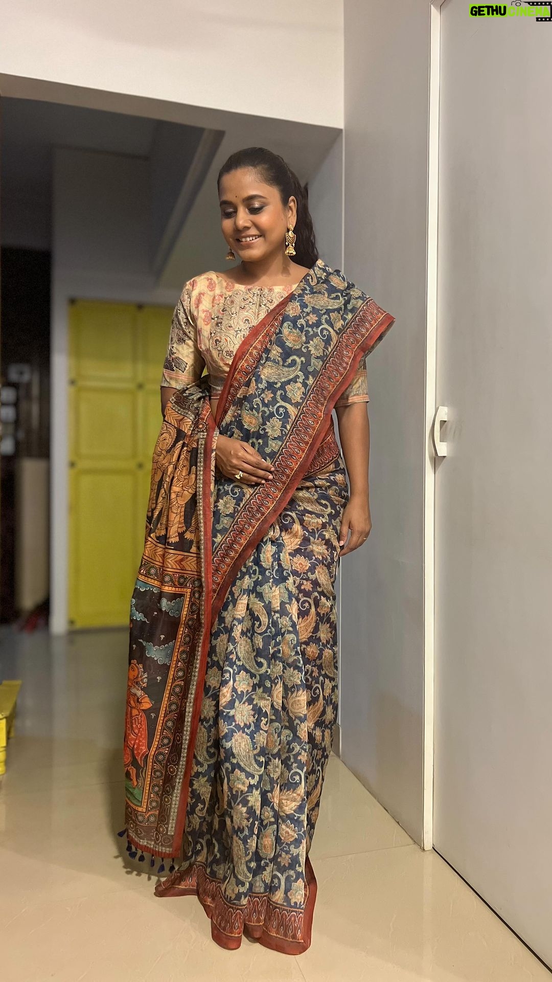 Hemangi Kavi Instagram - For @star_pravah ‘s Ganeshotsav ‘आरती घराघरातली’ 🌺🙏🏽 पहा आज सायं. ७ वा. #starpravahganeshotsav2023 #कवीहुँमैं #हेमांगीकवी #तीसावळीगं #kavihunmain #hemangikavi #thatduskywoman #starpravah #aartigharagharatli #ganpatispecial