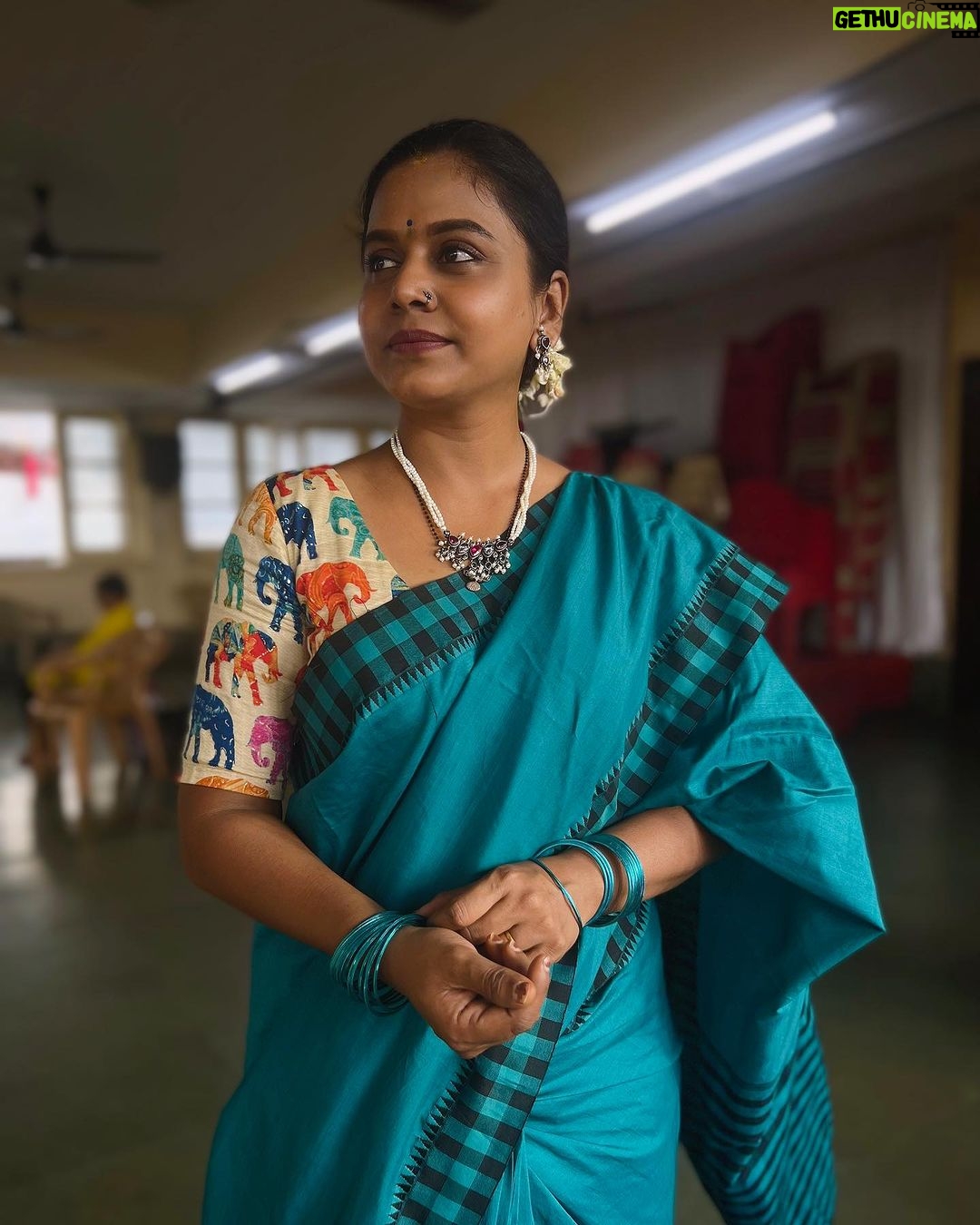 Hemangi Kavi Instagram - When he says “Chal tujhe photo kadhto!” 🥰🥰🥰 #कवीहुँमैं #हेमांगीकवी #तीसावळीगं #kavihunmain #hemangikavi #thatduskywoman #festiveseason #ganpatibappamorya GSB Sarvajanik Ganeshotsava Samiti, Wadala