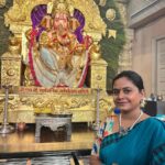 Hemangi Kavi Instagram - तुझं मनोभावे दर्शन मिळावं, तुला डोळे आणि मन भरेपर्यंत पहायला मिळावं, कुठलीही घाई गडबड न करता तुला शांतपणे आमच्या मनातलं सग्गळं सांगता यावं! तुझ्या चरणी माथा टेकवून तृप्त तृप्त व्हावं! एरवी हे सगळं घरी देव्हाऱ्यात तुझ्या मुर्त किंवा मनातल्या मनात अमुर्त स्वरुपासमोर होतंच पण गणेश उत्सवात खास तुझं डोळे दिपवणारं रूप पाहण्यासाठी या ठिकाणी यायला मला नेहमी आवडतं! #gsbsarvajanikganeshotsavsamitiwadala #myfavouriteplace #ganeshchaturthi #ganpatibappamorya #गणपती #गणेश GSB Sarvajanik Ganeshotsava Samiti, Wadala