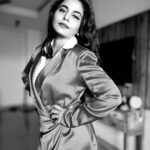 Hemangi Kavi Instagram - A little grey in a person is more realistic! - Hemangi Kavi #कवीहुँमैं #हेमांगीकवी #तीसावळीगं #kavihunmain #hemangikavi #thatduskywoman #trending #ashabhosale #blackandwhite #grey #friday Mumbai, Maharashtra