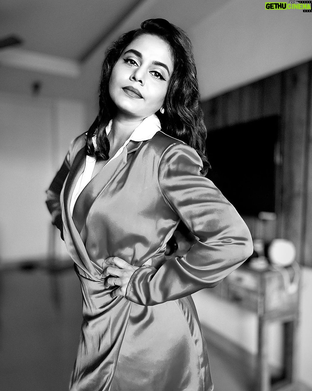 Hemangi Kavi Instagram - A little grey in a person is more realistic! - Hemangi Kavi #कवीहुँमैं #हेमांगीकवी #तीसावळीगं #kavihunmain #hemangikavi #thatduskywoman #trending #ashabhosale #blackandwhite #grey #friday Mumbai, Maharashtra