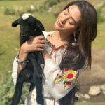Hiba Nawab Instagram - Jhanak with her cute little friend ♥️ Starting tonight at 10:30pm Monday to Sunday @starplus #Jhanak