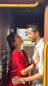 Hiba Nawab Instagram - Our #DDLJ moment #jhanak @starplus @krushalahuja9 Howrah railway station