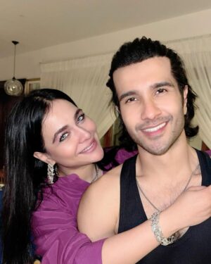 Humaima Malick Instagram - تم ہمارے گھر کی رونق ہو  ابو سلطان ہو 
تم فقط بھائی نہیں ہو! تم تو میری جان ہو !! 

Tum Hamare Ghar ki Ronaq ho, Abu Sultan Ho ! 
Tum Faqat Bhai Nahi Ho ! Tum To meri Jan ho ! 
❤️❤️❤️❤️ @ferozekhan 
Ali Zaryoun