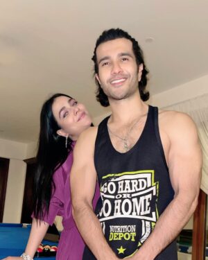 Humaima Malick Instagram - تم ہمارے گھر کی رونق ہو  ابو سلطان ہو 
تم فقط بھائی نہیں ہو! تم تو میری جان ہو !! 

Tum Hamare Ghar ki Ronaq ho, Abu Sultan Ho ! 
Tum Faqat Bhai Nahi Ho ! Tum To meri Jan ho ! 
❤️❤️❤️❤️ @ferozekhan 
Ali Zaryoun