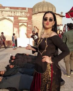 Humaima Malick Instagram - Sorry how many CR you said 👊 we here to make history #darokaswag @ammarahikmat @maulajattofficial