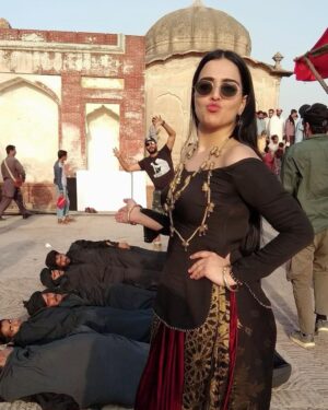 Humaima Malick Instagram - Sorry how many CR you said 👊 we here to make history #darokaswag @ammarahikmat @maulajattofficial