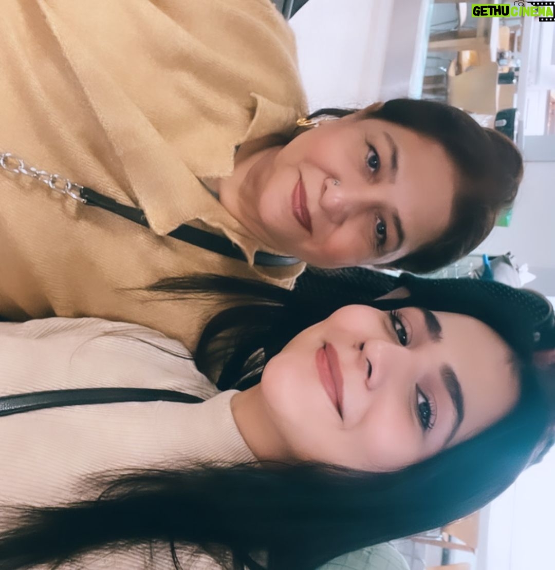 Humaima Malick Instagram - MashaAllah jitna shukar karo kum hai … Maa tu meri sub sey pyari dost hai Khush rahain afiyat mey rahain sehat sehat sehattttt k saath meray pass rahay happy birthday ammi jaan … @sofyamalik proud to share my birthday with you Thankyou Allah jee