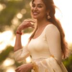 Indhuja Ravichandran Instagram - The festival of lights is the festival of new hope & new you 🪔💫 May the light of diyas fill your home with wealth, happiness and everything that brings you joy 🪔❤️😇💫 இனிய தீபாவளி நல்வாழ்த்துக்கள் ✨ Happy deepavaliiiii 💥💥💥 Styling & design @kanakadharadesigns Style team @sirichandana__06 #happydiwali2023