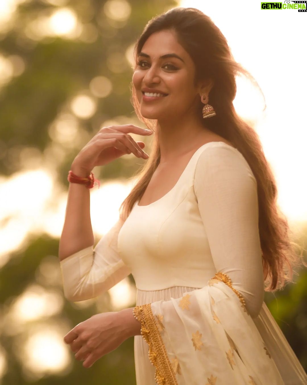 Indhuja Ravichandran Instagram - The festival of lights is the festival of new hope & new you 🪔💫 May the light of diyas fill your home with wealth, happiness and everything that brings you joy 🪔❤️😇💫 இனிய தீபாவளி நல்வாழ்த்துக்கள் ✨ Happy deepavaliiiii 💥💥💥 Styling & design @kanakadharadesigns Style team @sirichandana__06 #happydiwali2023