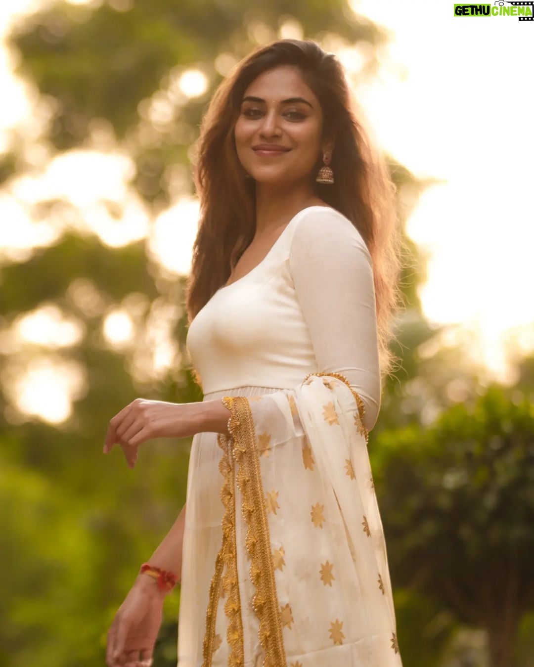 Indhuja Ravichandran Instagram - The festival of lights is the festival of new hope & new you 🪔💫 May the light of diyas fill your home with wealth, happiness and everything that brings you joy 🪔❤️😇💫 இனிய தீபாவளி நல்வாழ்த்துக்கள் ✨ Happy deepavaliiiii 💥💥💥 Styling & design @kanakadharadesigns Style team @sirichandana__06 #happydiwali2023