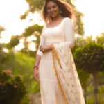 Indhuja Ravichandran Instagram - The festival of lights is the festival of new hope & new you 🪔💫 May the light of diyas fill your home with wealth, happiness and everything that brings you joy 🪔❤️😇💫 இனிய தீபாவளி நல்வாழ்த்துக்கள் ✨ Happy deepavaliiiii 💥💥💥 Styling & design @kanakadharadesigns Style team @sirichandana__06 #happydiwali2023