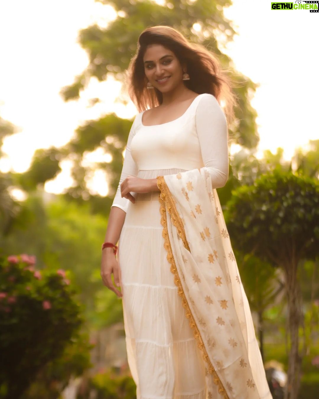 Indhuja Ravichandran Instagram - The festival of lights is the festival of new hope & new you 🪔💫 May the light of diyas fill your home with wealth, happiness and everything that brings you joy 🪔❤️😇💫 இனிய தீபாவளி நல்வாழ்த்துக்கள் ✨ Happy deepavaliiiii 💥💥💥 Styling & design @kanakadharadesigns Style team @sirichandana__06 #happydiwali2023
