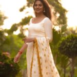 Indhuja Ravichandran Instagram - The festival of lights is the festival of new hope & new you 🪔💫 May the light of diyas fill your home with wealth, happiness and everything that brings you joy 🪔❤️😇💫 இனிய தீபாவளி நல்வாழ்த்துக்கள் ✨ Happy deepavaliiiii 💥💥💥 Styling & design @kanakadharadesigns Style team @sirichandana__06 #happydiwali2023