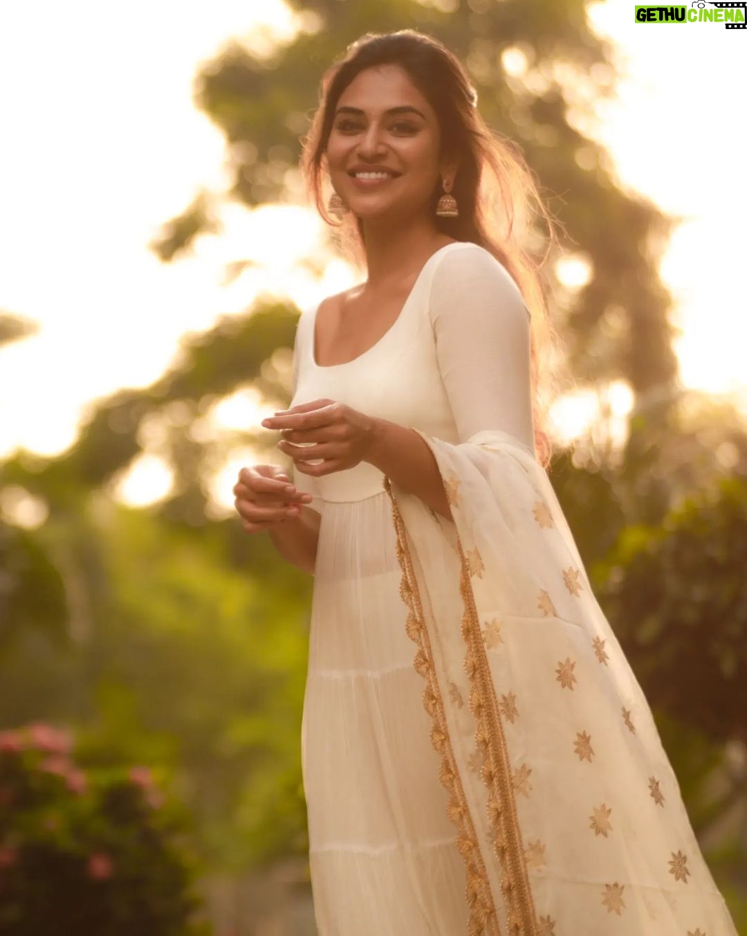 Indhuja Ravichandran Instagram - The festival of lights is the festival of new hope & new you 🪔💫 May the light of diyas fill your home with wealth, happiness and everything that brings you joy 🪔❤️😇💫 இனிய தீபாவளி நல்வாழ்த்துக்கள் ✨ Happy deepavaliiiii 💥💥💥 Styling & design @kanakadharadesigns Style team @sirichandana__06 #happydiwali2023