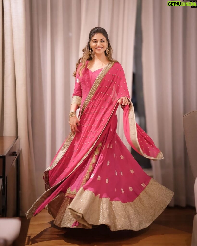 Indhuja Ravichandran Instagram - Twirls & Smiles 💞 #novemberstory . . . Outfit - @rehanabasheerofficial Jewellery - @kalyanjewellers_official Hair - @mua_vijisharath