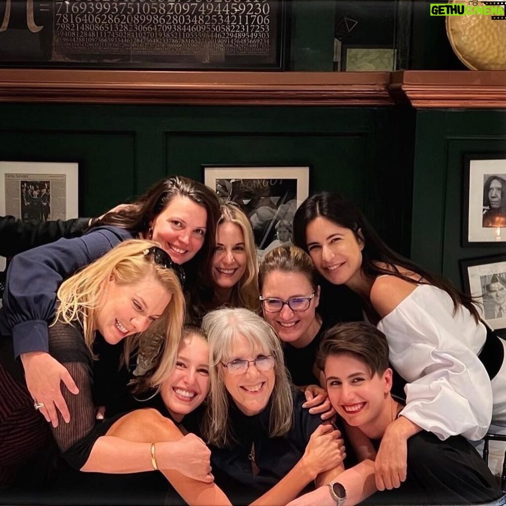 Isabelle Kaif Instagram - to the amazing Queens in my life and around the world Happy Happy Woman’s Day 💞👯‍♀️👑 #strong #wonderful #inspirational #funniest #beautiful The Kingdom of Women