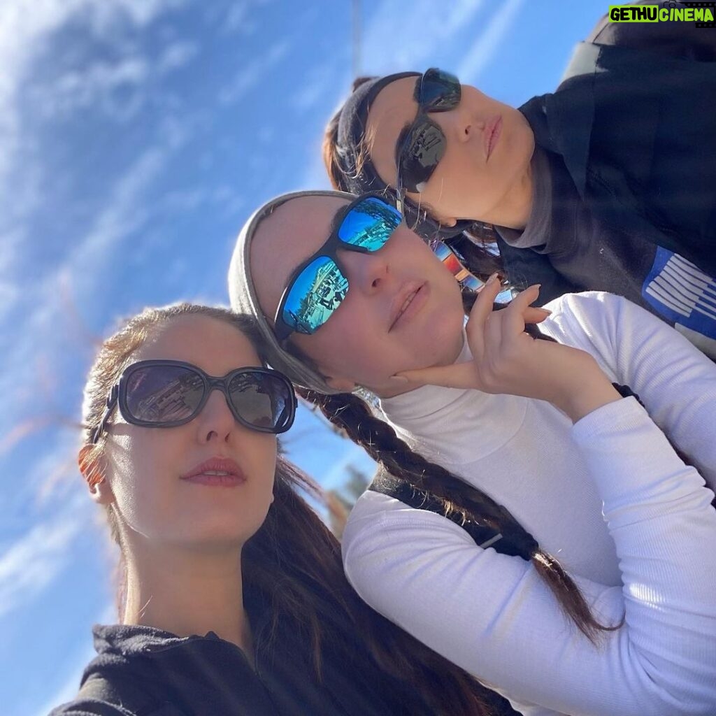 Isabelle Kaif Instagram - to the amazing Queens in my life and around the world Happy Happy Woman’s Day 💞👯‍♀👑 #strong #wonderful #inspirational #funniest #beautiful The Kingdom of Women