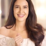 Isabelle Kaif Instagram - As you grow up, the Hyaluronic Acid production in the body starts to decline leading to loss of moisture which can make the skin loose it’s glow. But don’t worry, I’ve got the one stop solution for you with @lorealparis Hyaluronic Acid Serum. This HA Serum is the No.1 serum in the world which penetrates deep into the skin to hydrate and give you youthful looking skin. Try it today! #Collab #PowerOfHA L'Oréal Paris