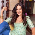 Isabelle Kaif Instagram - set life Poser