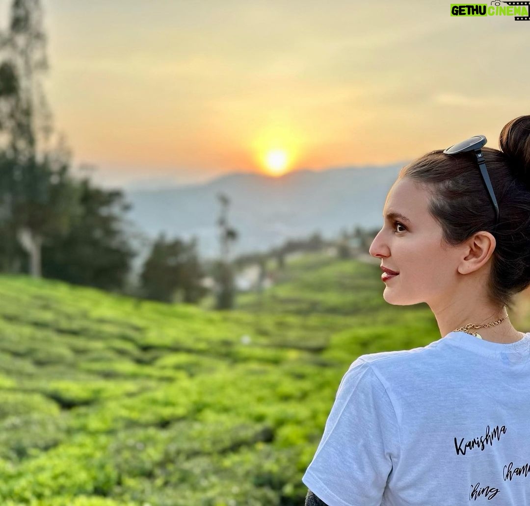 Isabelle Kaif Instagram - 1)π«ΆπΌ 2)π 3)β°οΈ 4)πΊ 5)π 6)π€€ 7)π
#photodump Random Adventures