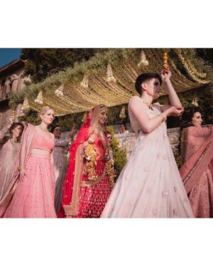Isabelle Kaif Instagram - parivaar hi sab kuch hai 
@katrinakaif