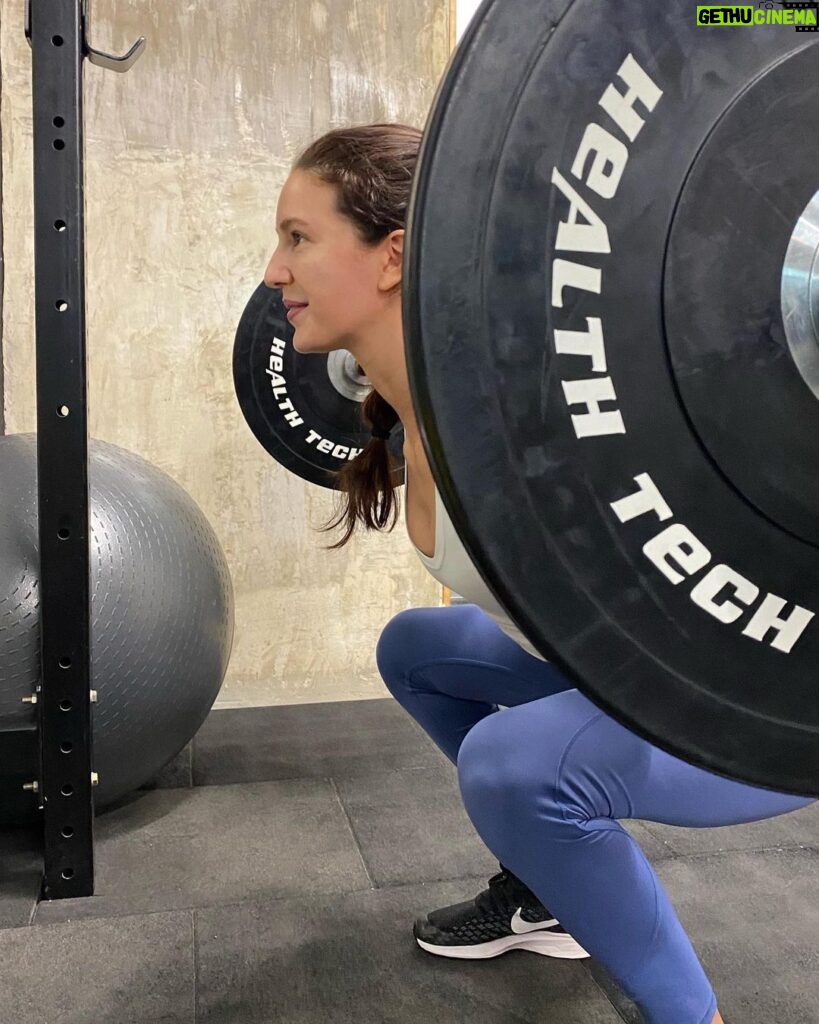 Isabelle Kaif Instagram - when your told to hold it and not sure whether to laugh or cry 🏋️‍♀️ Barbell Psychology