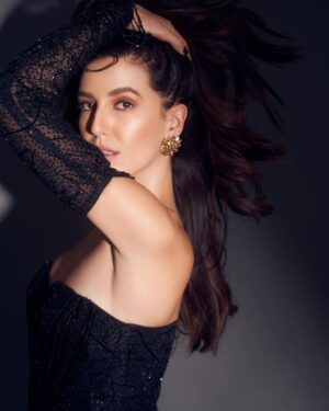 Isabelle Kaif Instagram - ♣️🖤♠️ 

Photos by @eshaangirri
Styled by @pallakhshah
Assisted by @himanyasingh 
MakeUp by @safasheikhbeauty
Dress by @shivaniawastyofficial 
Bling by @radhikaagarwalstudio