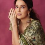 Isabelle Kaif Instagram - portrait mode 💕 📸 @abheetgidwani 👗 @pallakhshah assisted @himanyasingh 💄 @riyasheth.makeuphair Technicolor
