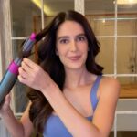 Isabelle Kaif Instagram - Quickest glam transformation there is 💁🏻‍♀️ Get amazing curls, go poker straight, whatever style you want and all with no heat damage to your hair!! Perfect salon like hair at home✨ A one of a kind, all in one product. Nothing else like it❣️ #GoodbyeExtremeHeat #DysonAirwrap #DysonIndia #DysonHairAtHome Gorgeous Hair