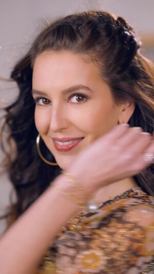 Isabelle Kaif Instagram - No matter the style or the look, let your tresses shine on & on & on with Streax Hair Serum! ✨✨✨

Shop Streax Hair Serum now on Myntra, Amazon, Flipkart, Nykaa, Tata Cliq and Purplle. Order now! 

#ad #isabellekaif #streaxhairserum #banostreaxy #shineon  #streaxindia #hairserum