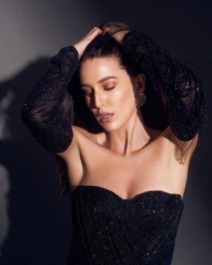 Isabelle Kaif Instagram - ♣️🖤♠️ 

Photos by @eshaangirri
Styled by @pallakhshah
Assisted by @himanyasingh 
MakeUp by @safasheikhbeauty
Dress by @shivaniawastyofficial 
Bling by @radhikaagarwalstudio