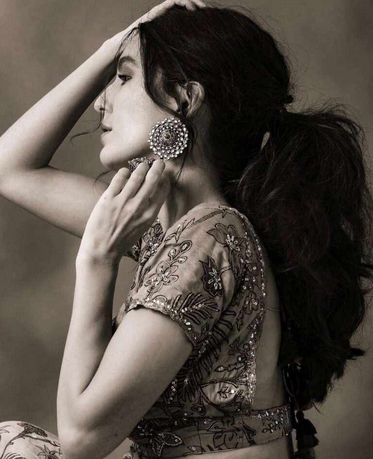 Isabelle Kaif Instagram - looking at you, looking at me Photo by @abheetgidwani Hair&Makeup by @riyasheth.makeuphair Styled by @pallakhshah Assisted by @himanyasingh Wearing @archanajaju.in Jewelry @mystiquebyanchal