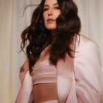 Isabelle Kaif Instagram - fun times at the #bhottindiafest with @realbollywoodhungama ✨🩷 Makeup @nishisingh_muah Hair @kunjsharma_hair Pics @shivamguptaphotography Outfit @_slaet_ Jewellery @rubans.in Styled by @anshikaav Assisted by @bhatia_tanisha SideEye