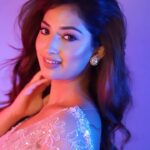 Isha Sharma Instagram - Do you think I look good in saree?? Thank you to the beautiful hardworking persons behind this shoot. Photographer: @capturing_master Makeup: @getglammedbyrav Hair: @komalhairstylest Outfit: @frontierphagwara Location: @capturing_master_studios Team: @insyncdigitals @arushilangeh10 . Jewels: @vishaljewelsftb