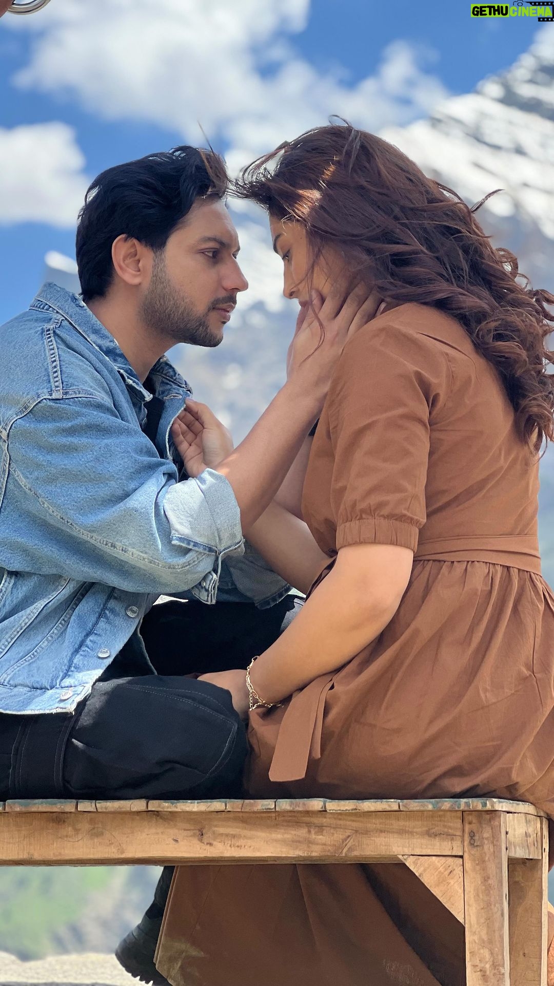 Isha Sharma Instagram - Reel banani music vdo banaun to vi vi jyada mushkil keu e🙌🏻🎬☺️ Love to all for appreciating Koi Si..♥️ Pls Watch if you haven’t watched yet and share your comments📲 make your reels and tag us 🎞️ 💖 @itsafsanakhan @isha_sharma7 @musicenzo @markoroshan @kafproductionsindia @netmediaofficial @amitprasher & team #koisi #nirmaan #afsanakhan ##reelsinstagram #ishasharma