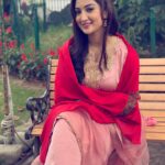 Isha Sharma Instagram - Presenting to you , my first look from the first promo film of "Pashminna. • • Stay tuned…… @alchemyfilmsprivatelimited @sonysab @siddharthpmalhotra Char Chinar (Dal-Lake)